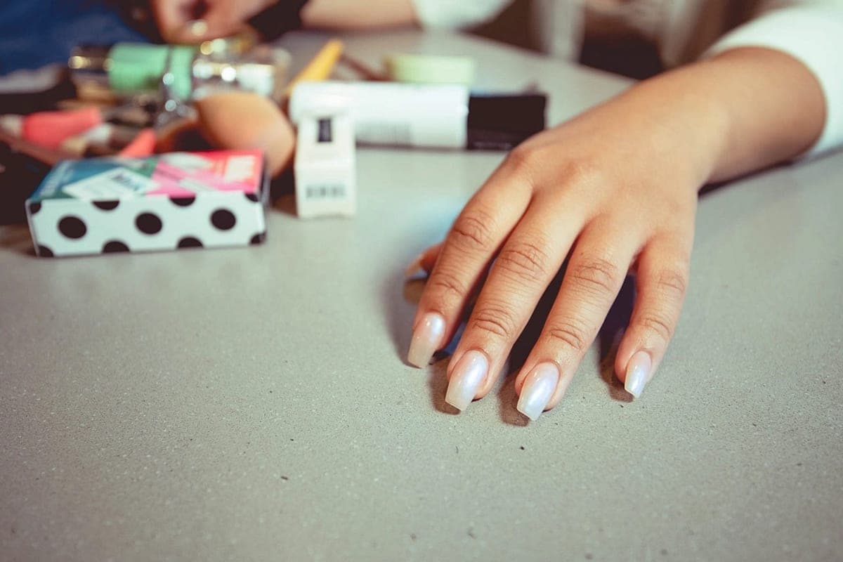 Biotina Funciona para Cabelo e Unhas? O Que a Evidência Mostra