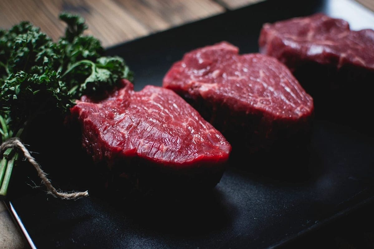 Carne Vermelha Faz Mal? O Que Muda Entre Bife e Salsicha