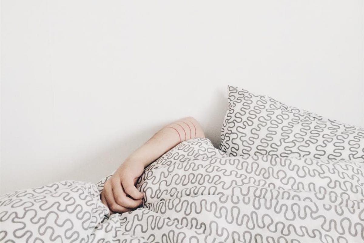 Colar Fita na Boca para Dormir Funciona? O Que a Ciência Diz