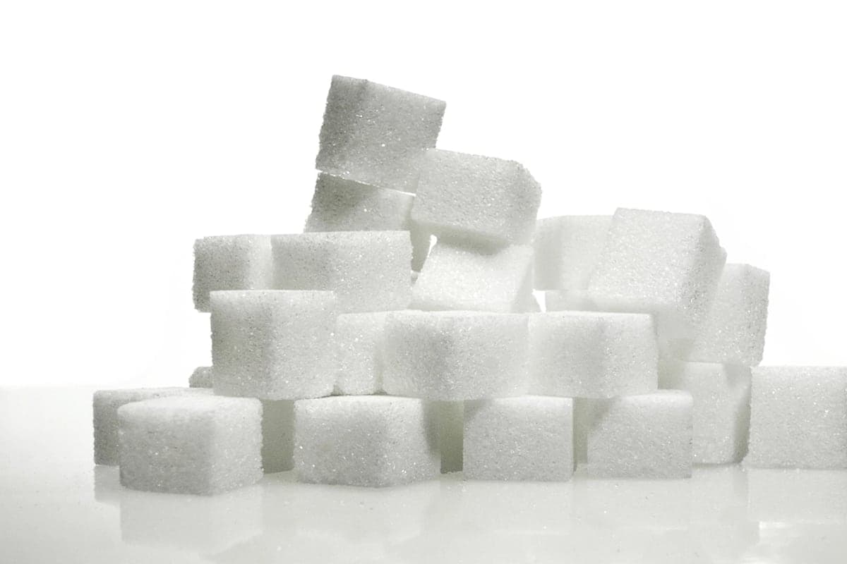 Os Muitos Nomes do Açúcar nos Rótulos: Como a Indústria Esconde o Doce