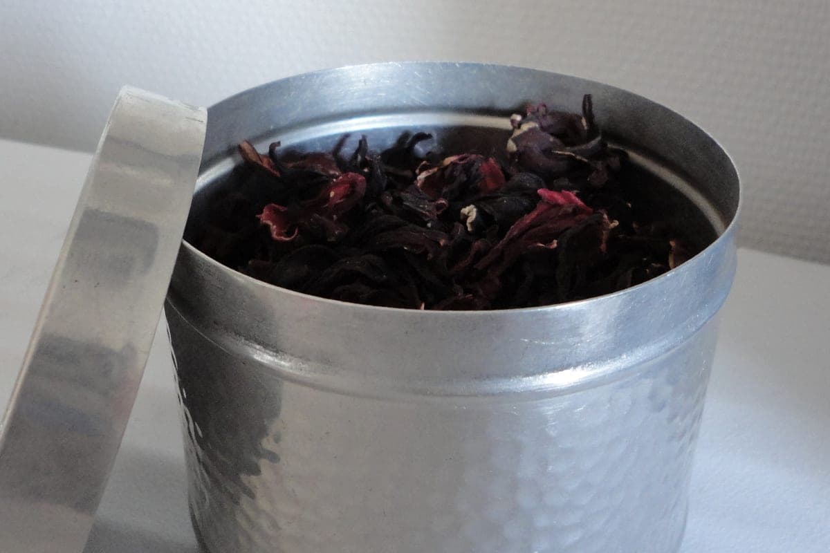 Chá de Hibisco Baixa a Pressão e Emagrece? O Que Mostram os Estudos